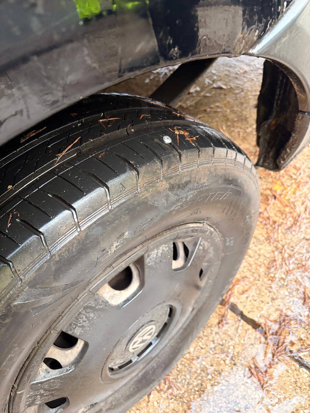 Tyre inspection on a dark-coloured vehicle